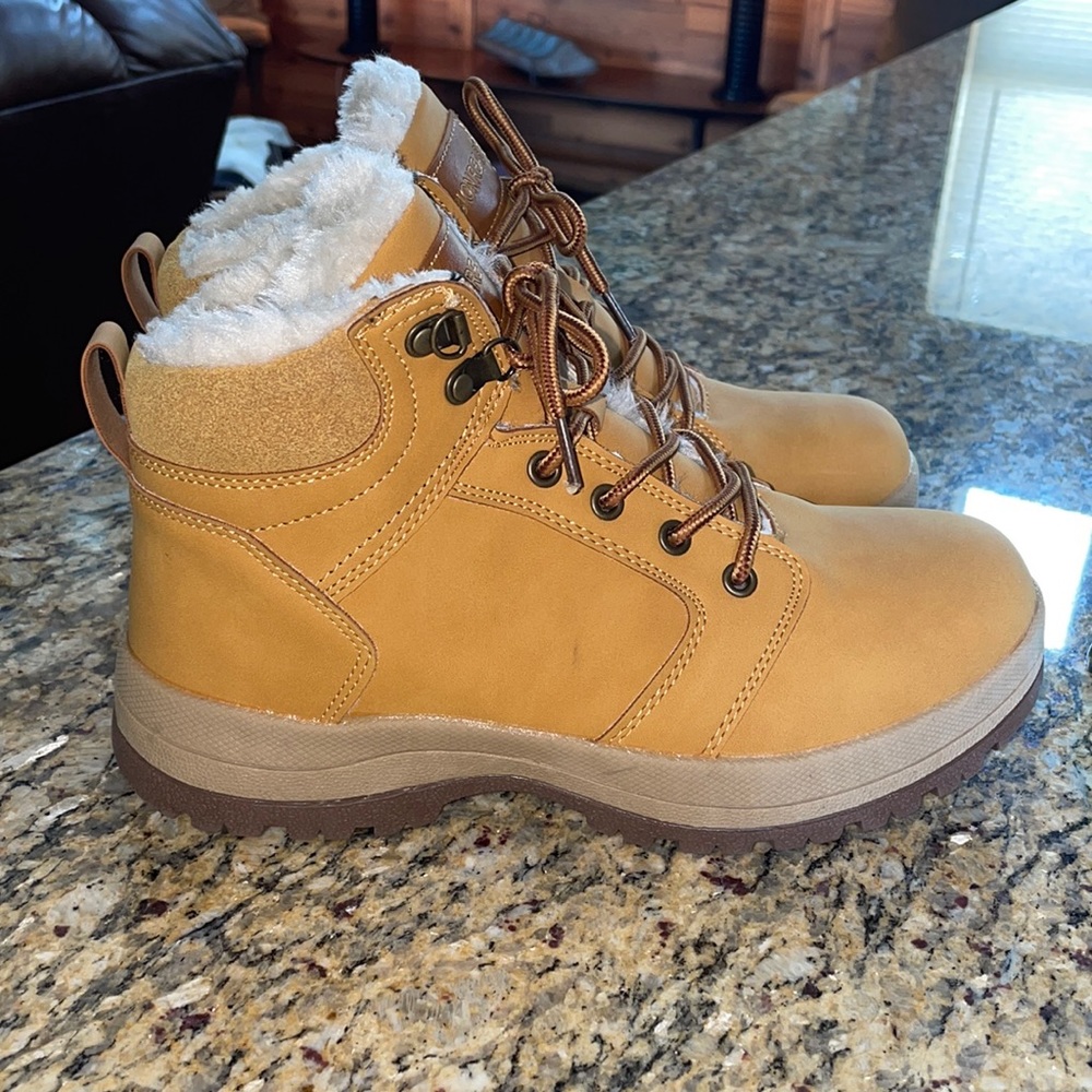 Winter Boots Insulated Outdoor Hiking Shoes Fur Lined
NEW - NEVER WORN